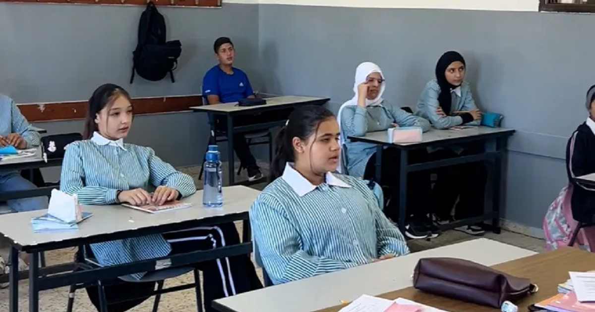 في أم صفا.. مدرسة تحاصرها البؤرة الاستيطانية ويواجه طلابها الخوف بالتعليم